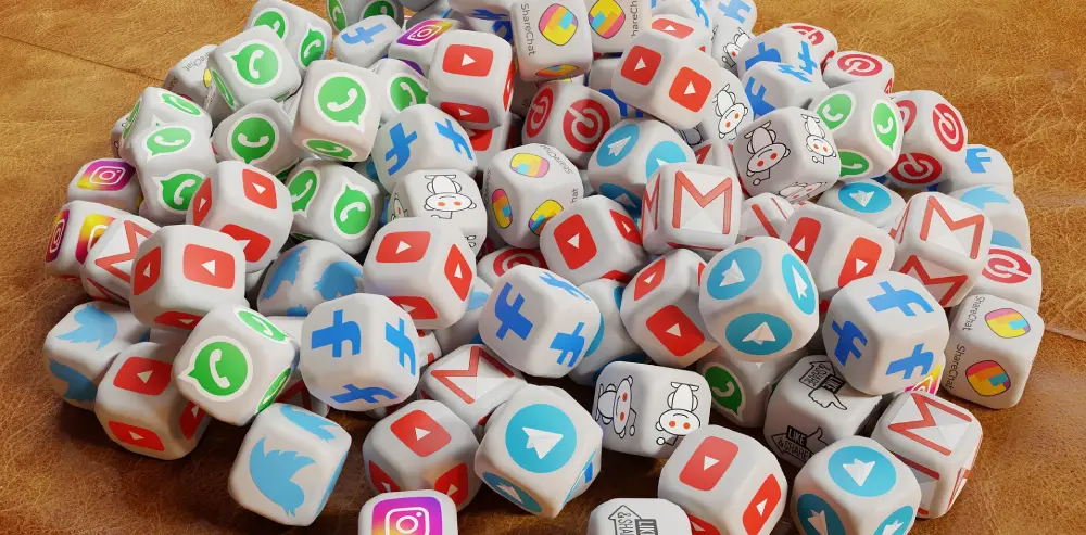 social media - motion design - conversion rate dice representing social network icons